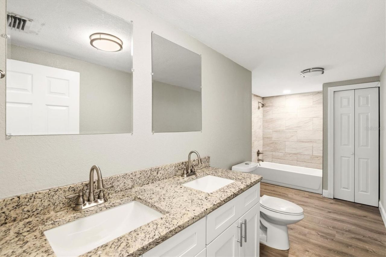 2586 Tami Sola Street, Sarasota, FL 34237 Photo