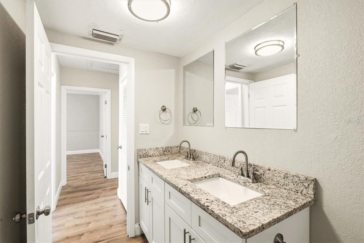 2586 Tami Sola Street, Sarasota, FL 34237 Photo