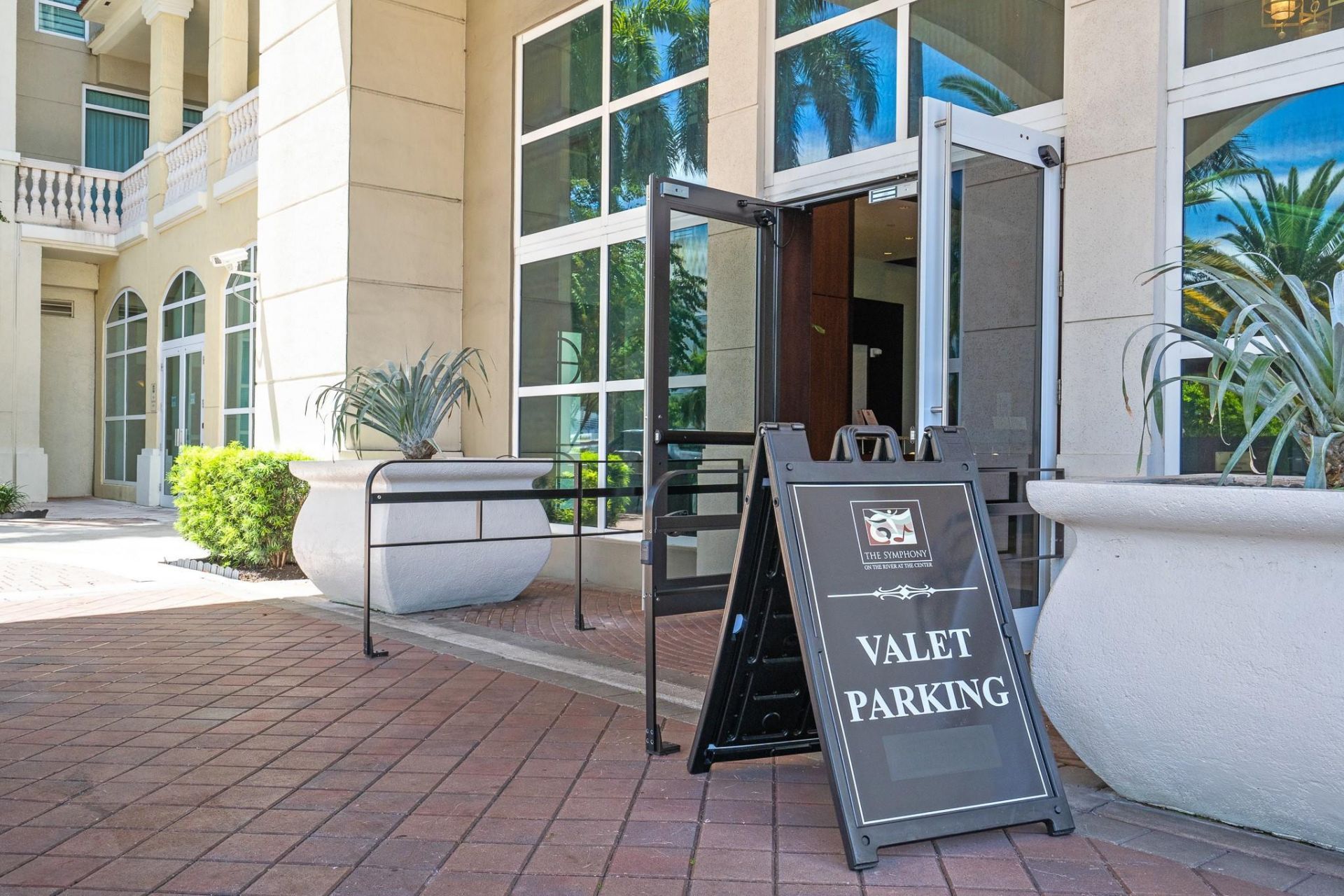 610 W Las Olas Boulevard, Unit 517, Fort Lauderdale, FL 33312 Photo