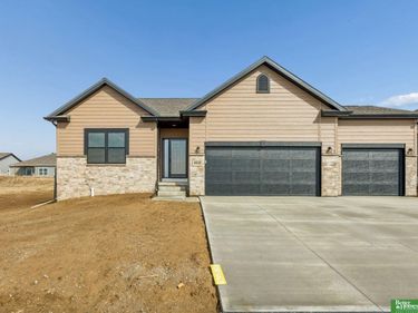 4910 Pinehill Road , Bellevue, NE 68133