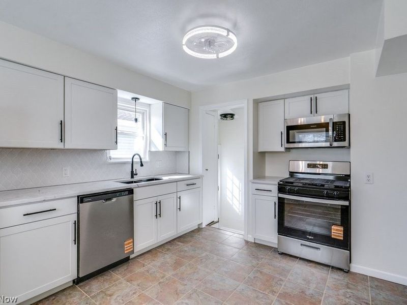 6406 Sunderland Drive, Parma, OH 44129 Photo 3