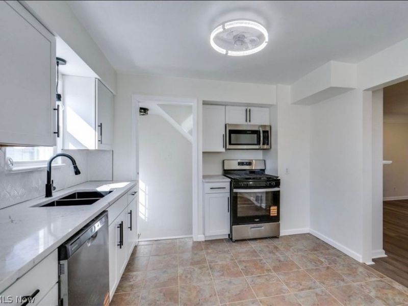 6406 Sunderland Drive, Parma, OH 44129 Photo 4