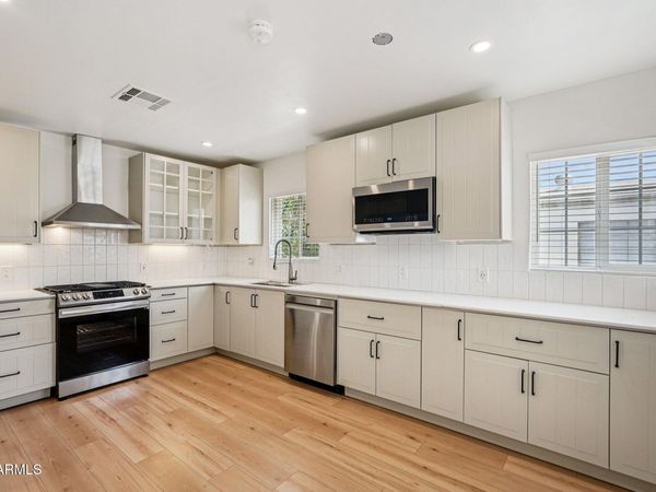 511 E CHEERY LYNN Road, Phoenix, AZ 85012