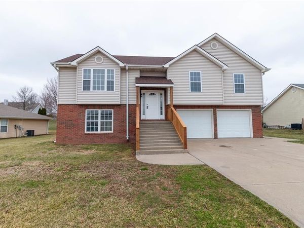 1005 E Pearl Court, Savannah, MO 64485