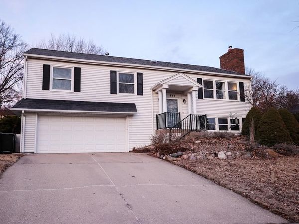 1844 GRASLON DR, Iowa City, IA 52246