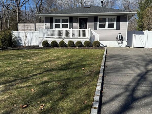 11 Mississippi Avenue, Port Jefferson Station, NY 11776