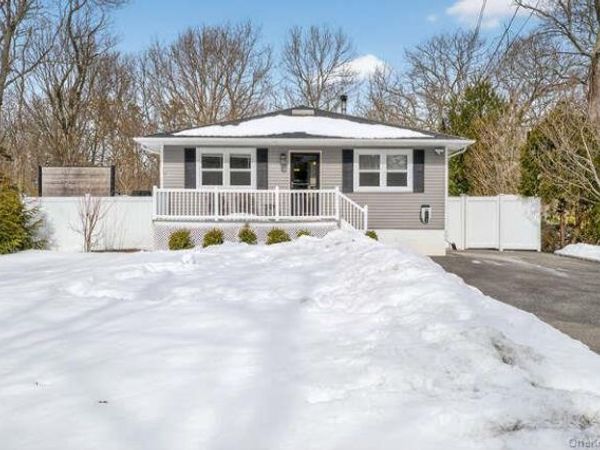 11 Mississippi Avenue, Port Jefferson Station, NY 11776