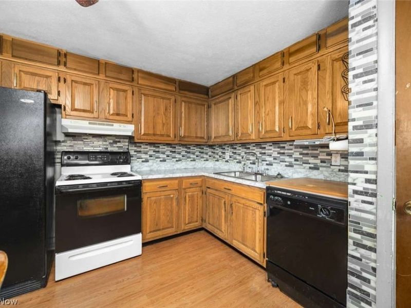 553 Delaware Avenue , Elyria, OH 44035 Photo 10