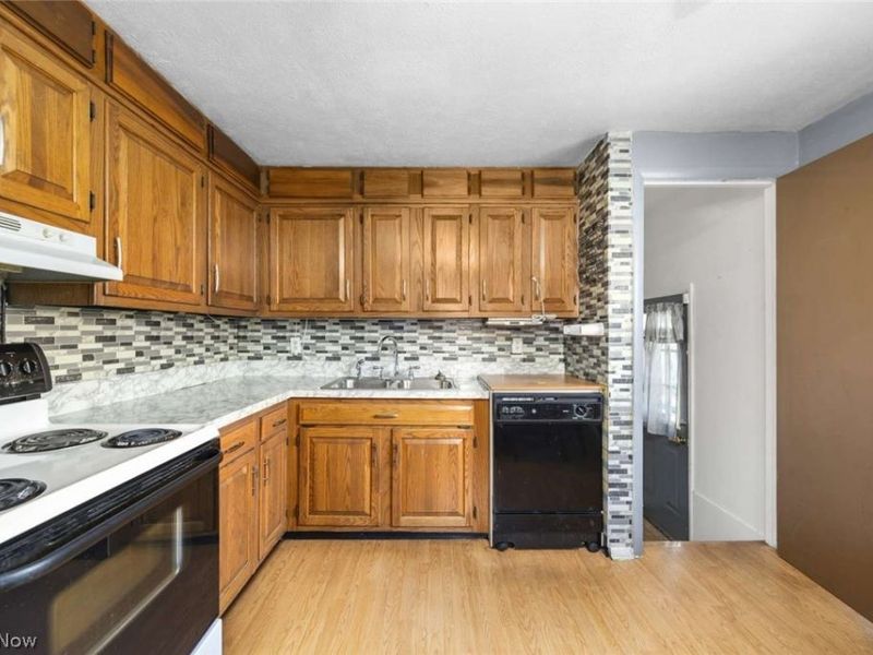 553 Delaware Avenue , Elyria, OH 44035 Photo 9