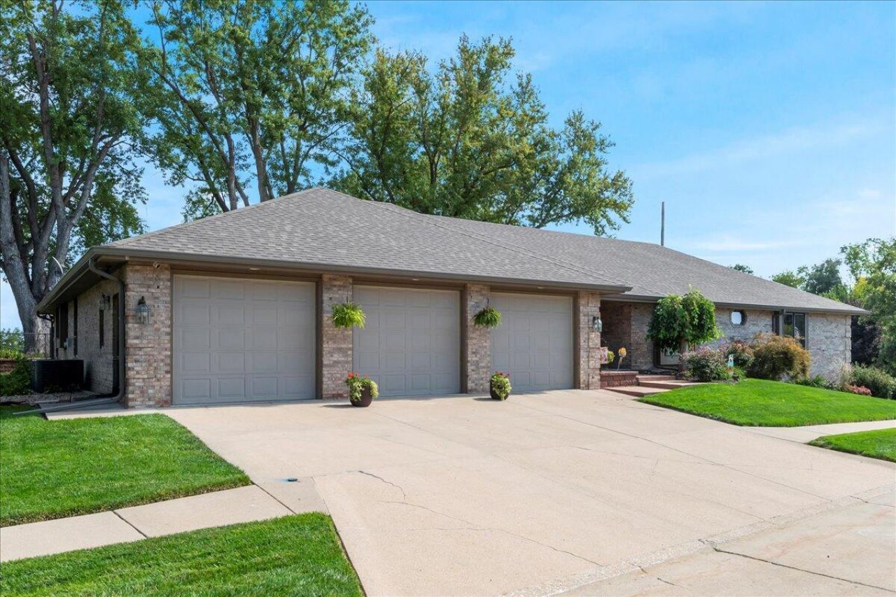 959 Tower Ridge Hollow, Council Bluffs, IA 51503 Main Photo