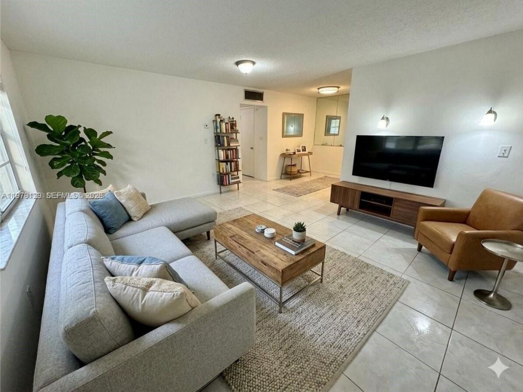 2005 Jefferson St , Unit 205, Hollywood, FL 33020 Photo
