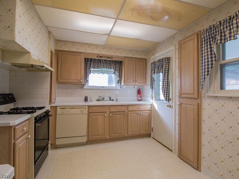 1376 Avondale Road, Cleveland, OH 44121 Photo 7