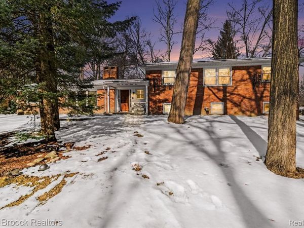 22724 King Richard Court, Beverly Hills Vlg, MI 48025