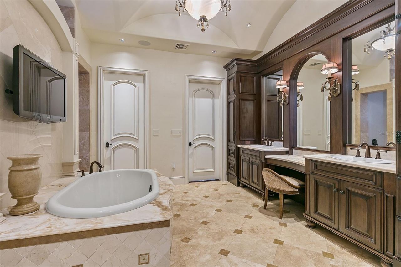 6142 Grosvenor Shore Drive, Windermere, FL 34786 Photo