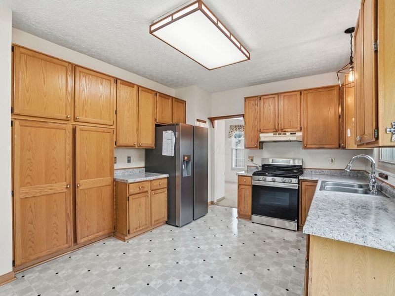 393 Canterbury Court, Westerville, OH 43082 Photo 12