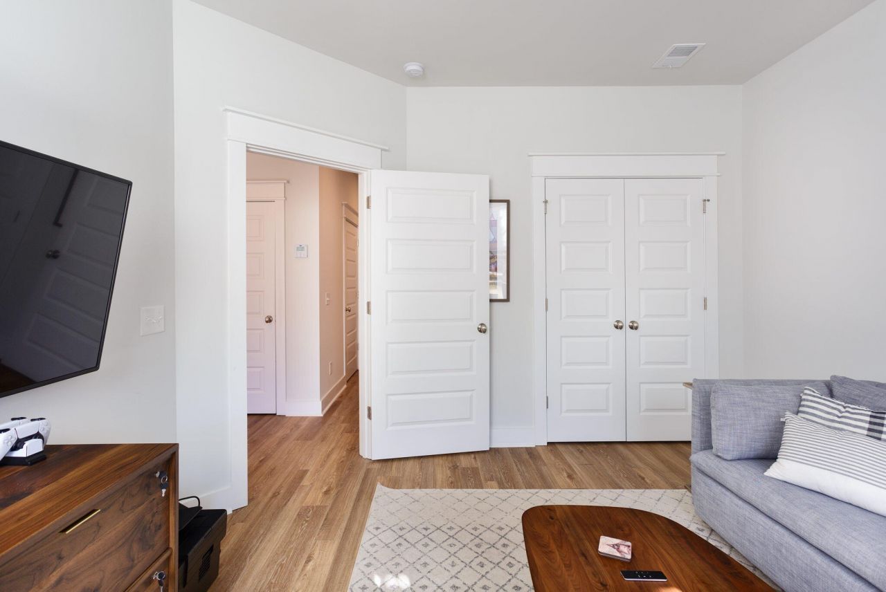 1515 Martel Street Photo 6