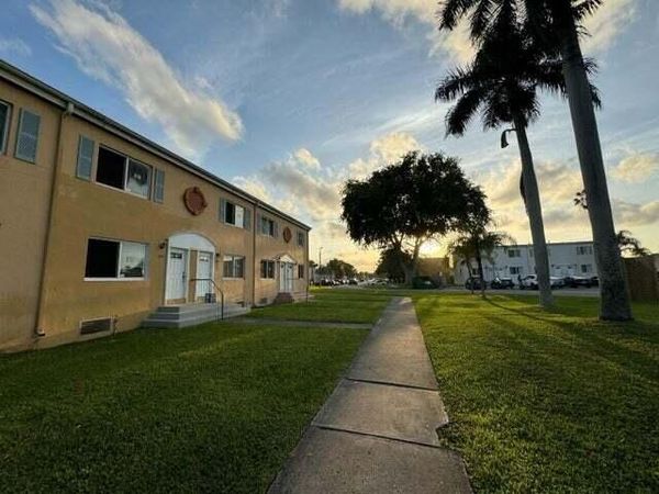 206 NW 84th Street, Unit 206, Miami, FL 33150