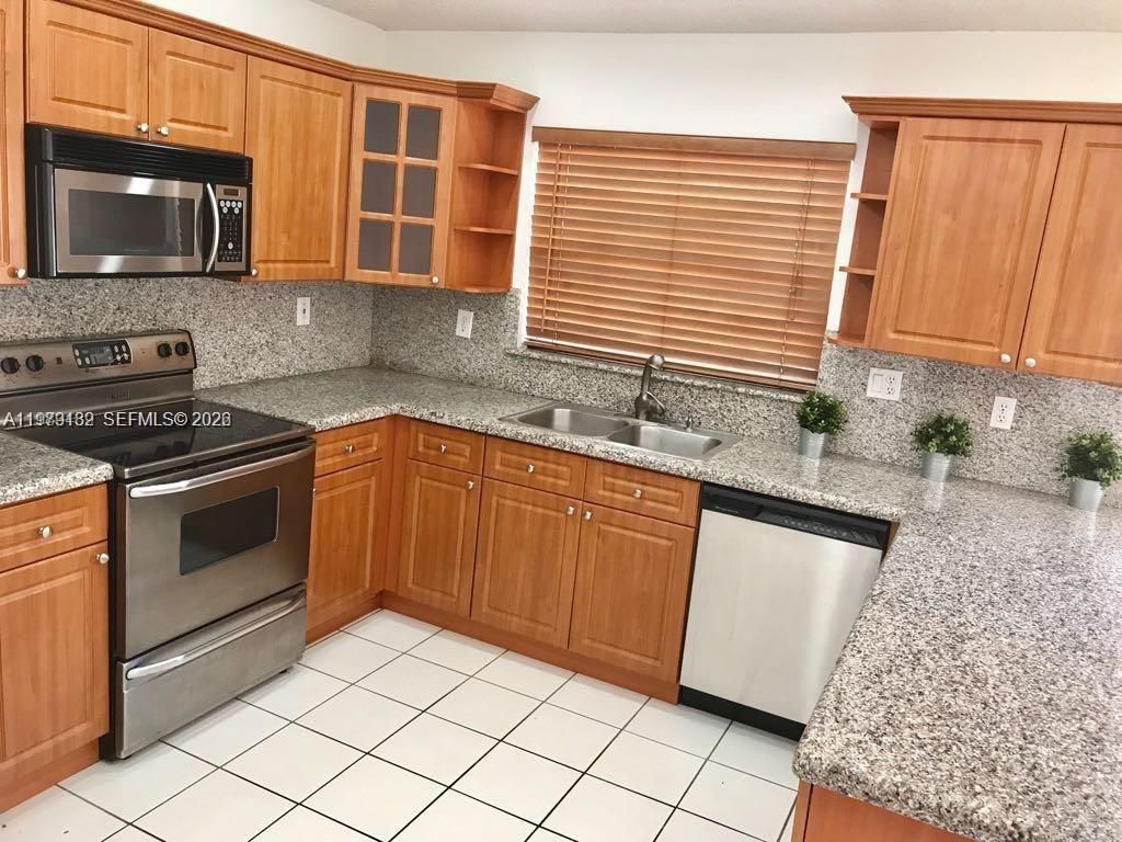 5758 NW 97th Pl, Doral, FL 33178 Photo