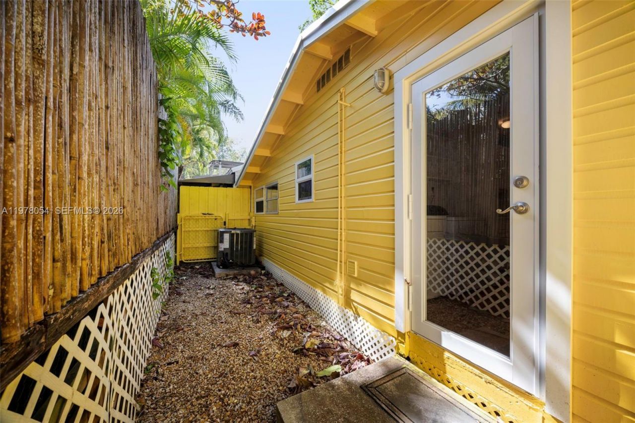 3041 Calusa St , Coconut Grove, FL 33133 Photo