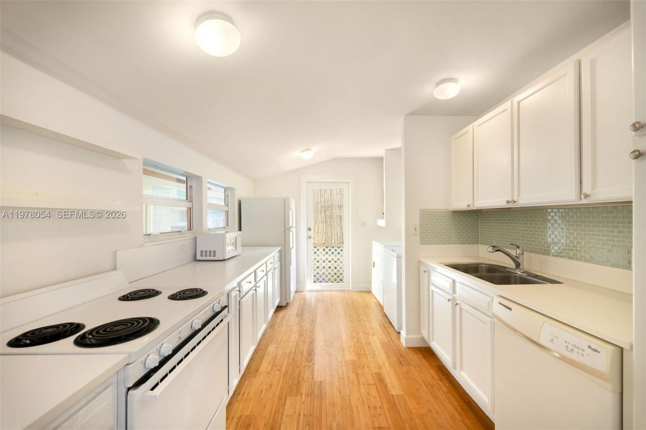 3041 Calusa St , Coconut Grove, FL 33133 Photo