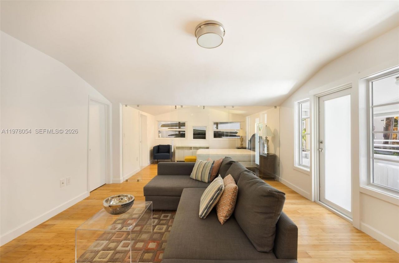 3041 Calusa St , Coconut Grove, FL 33133 Photo