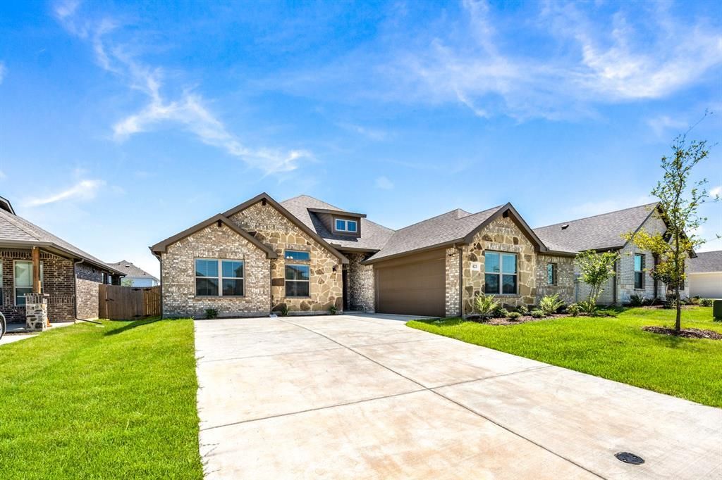 423 Maltese Drive, Red Oak, TX 75154 Main Photo