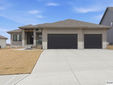 7864 Von Street , Papillion, NE 68046