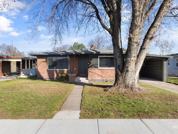 810 N 6th E, Mountain Home, ID 83647