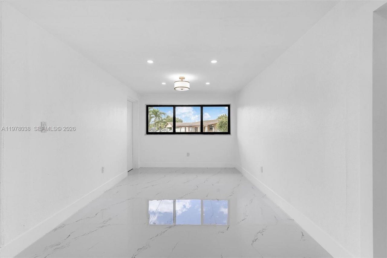 695 W 73 Pl , Hialeah, FL 33014 Photo