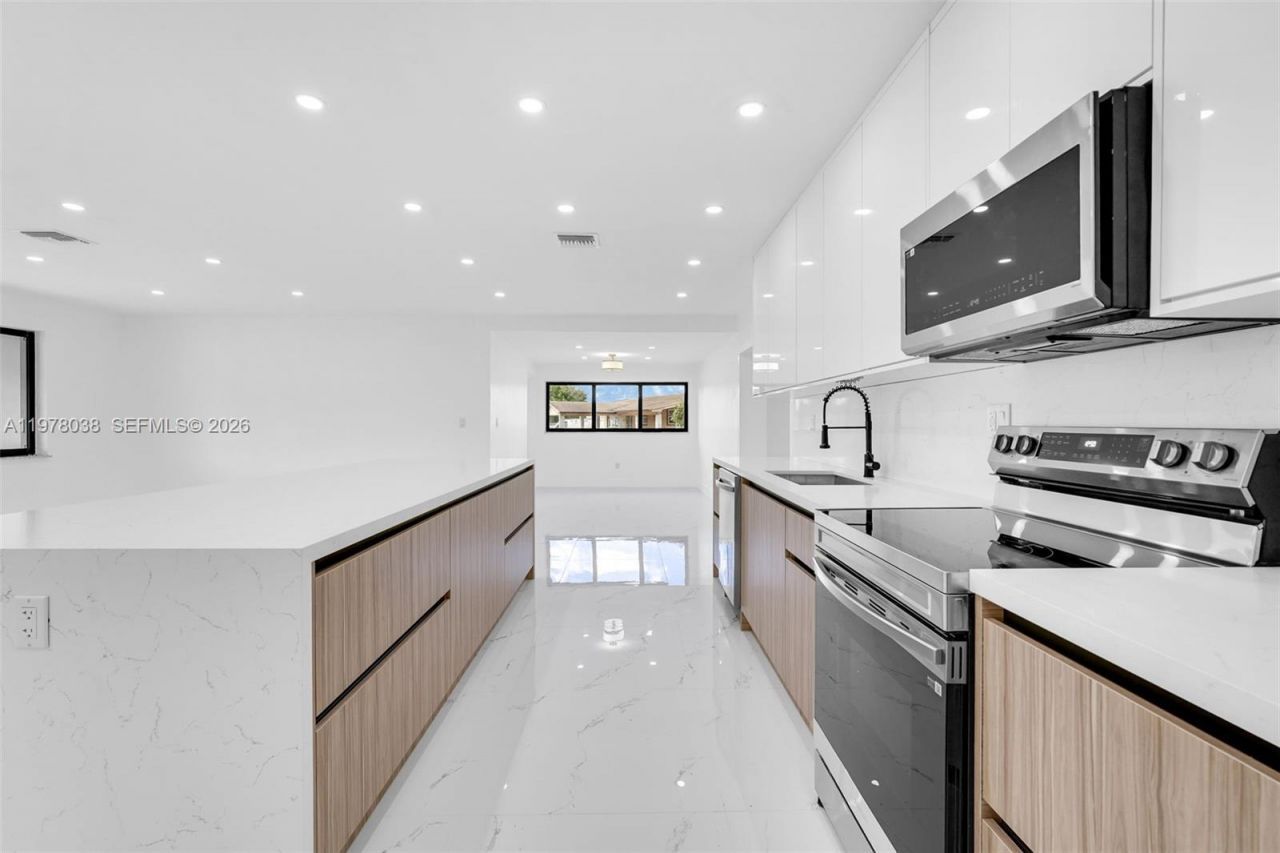 695 W 73 Pl , Hialeah, FL 33014 Photo