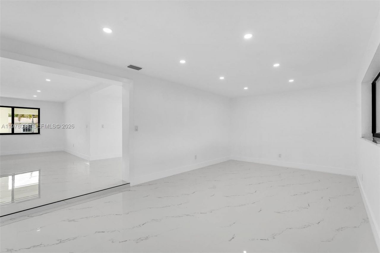 695 W 73 Pl , Hialeah, FL 33014 Photo