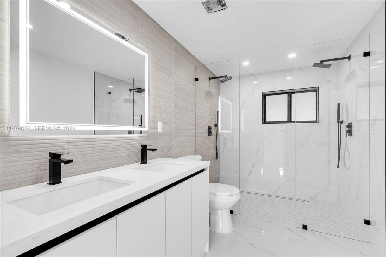 695 W 73 Pl , Hialeah, FL 33014 Photo