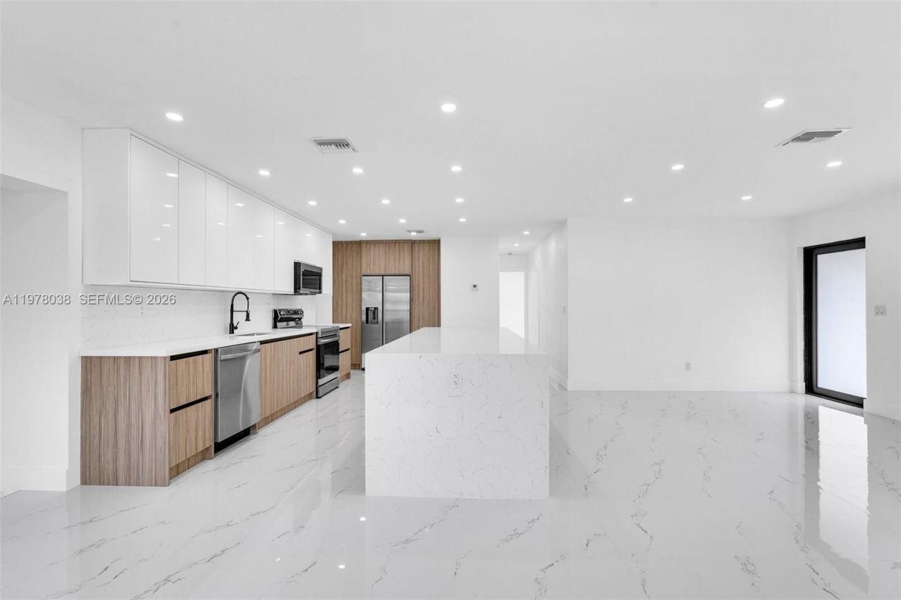 695 W 73 Pl , Hialeah, FL 33014 Photo