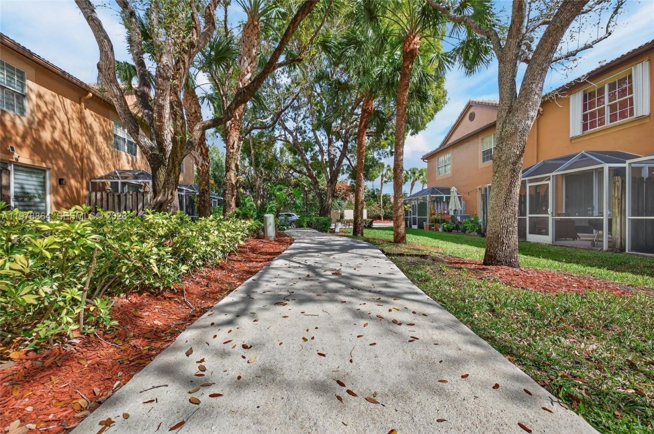 1594 Barcelona Way, Unit 5-18, Weston, FL 33327 Photo