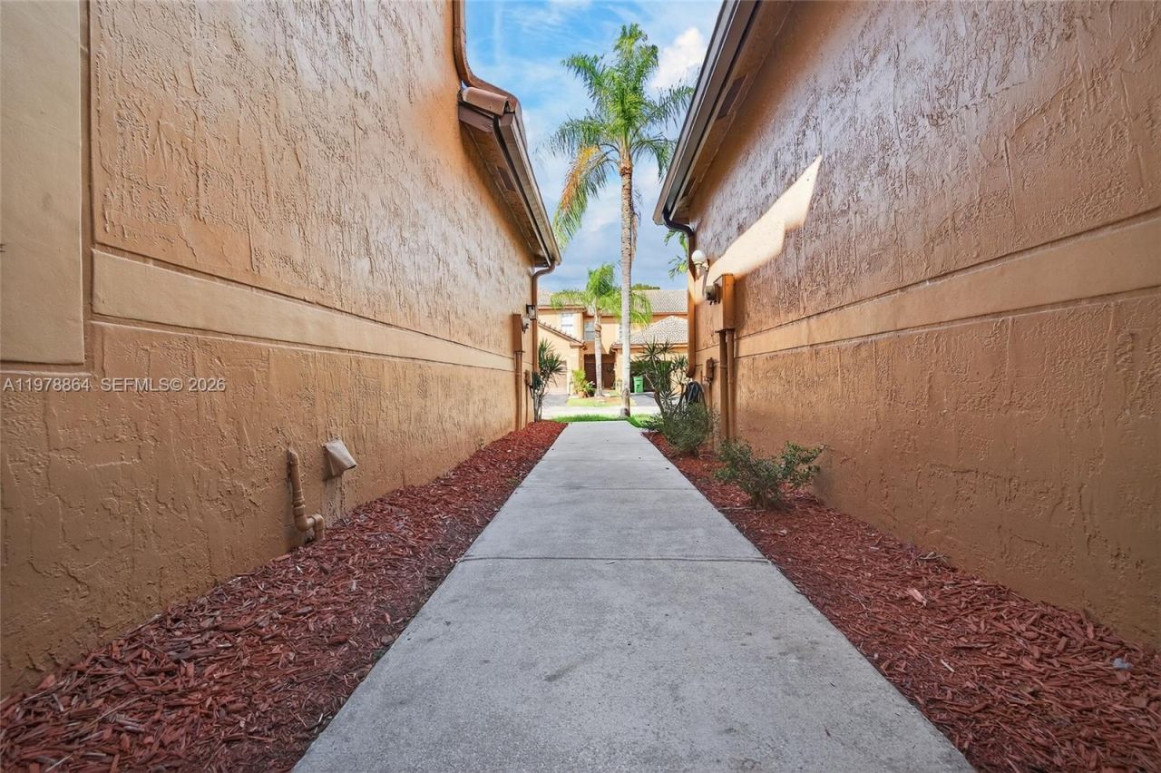 1594 Barcelona Way, Unit 5-18, Weston, FL 33327 Photo