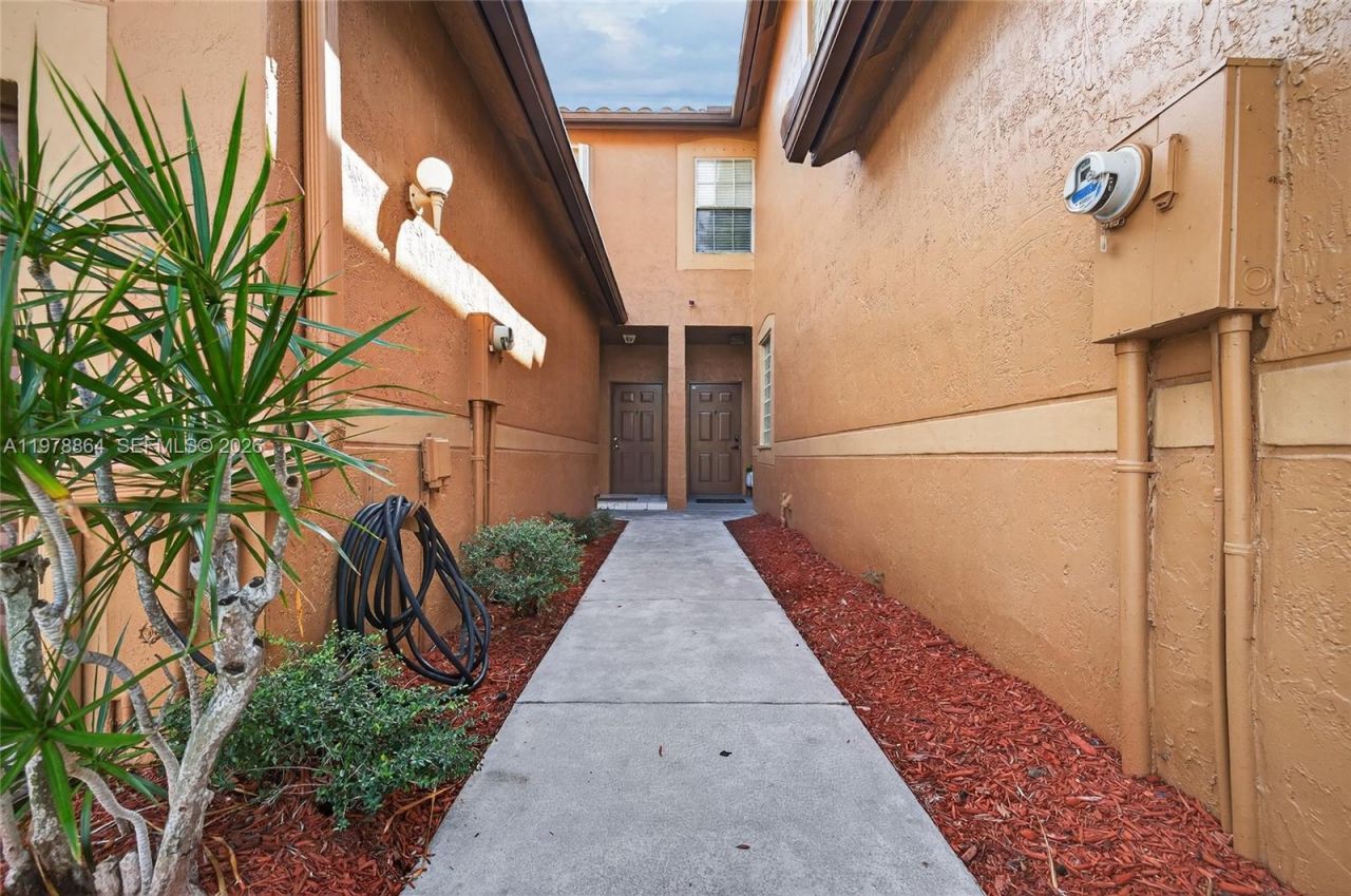 1594 Barcelona Way, Unit 5-18, Weston, FL 33327 Photo