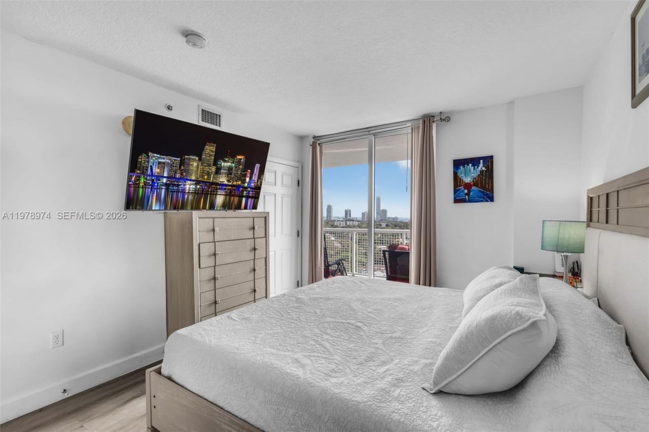 900 SW 8th St , Unit 1603, Miami, FL 33130 Photo