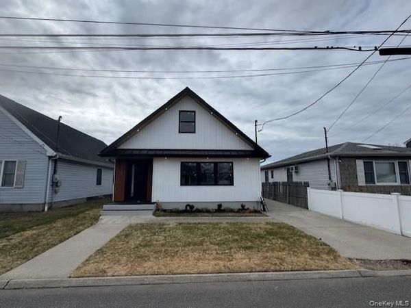 11 Bayview Avenue, Lawrence, NY 11559