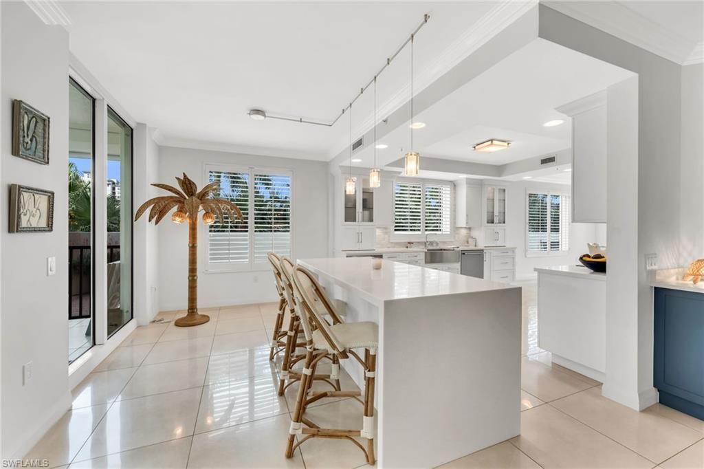 455 Cove Tower Dr, Unit 304, Naples, FL 34110 Photo