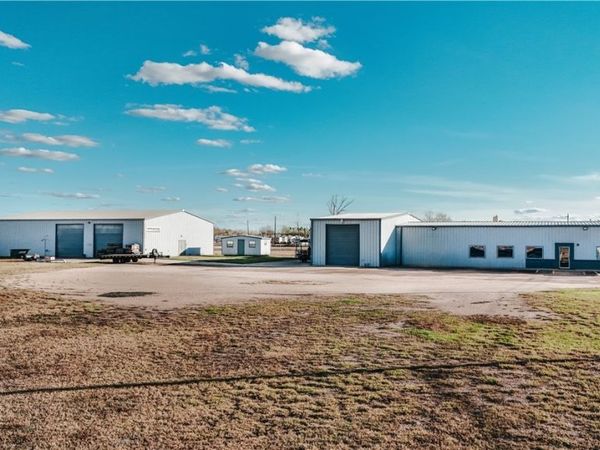 13102 N Navarro, Victoria, TX 77904