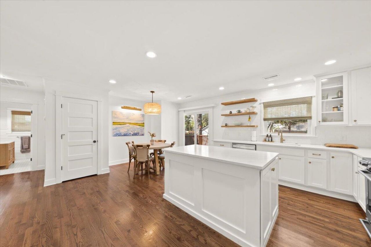 206 Freeman Street Photo 8