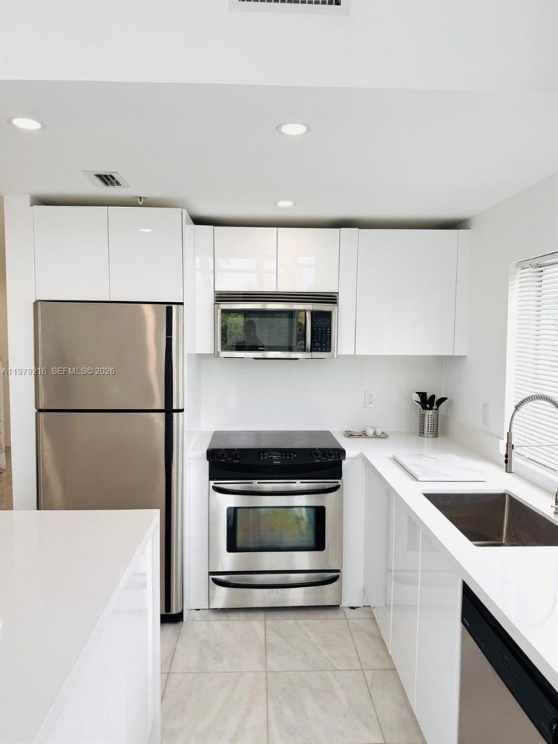 7700 Collins Ave , Unit 5, Miami Beach, FL 33141 Photo