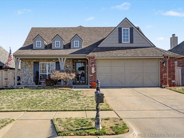 909 S Desert Palm Avenue , Broken Arrow, OK 74012