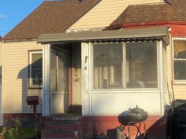 9176 Winthrop Street, Detroit, MI 48228