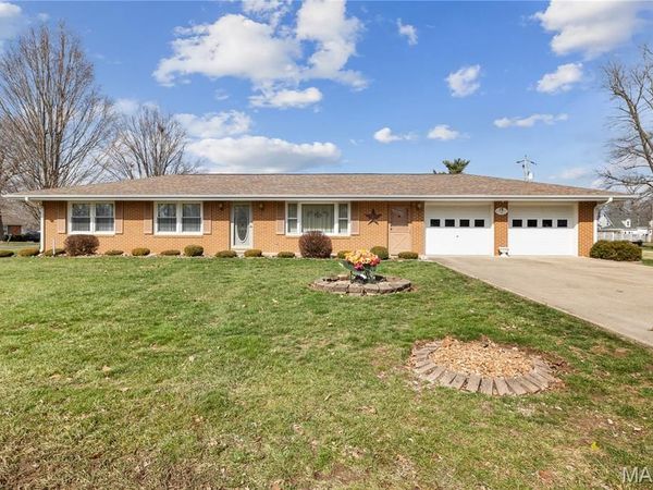 19 Westwood Drive, Hillsboro, IL 62049