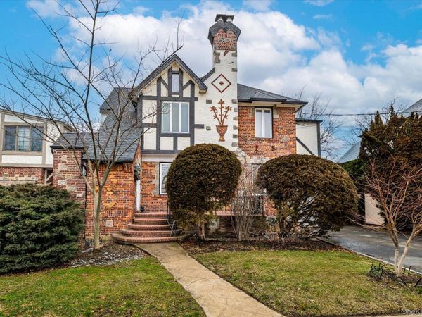 34 Reyam Road , Lynbrook, NY 11563