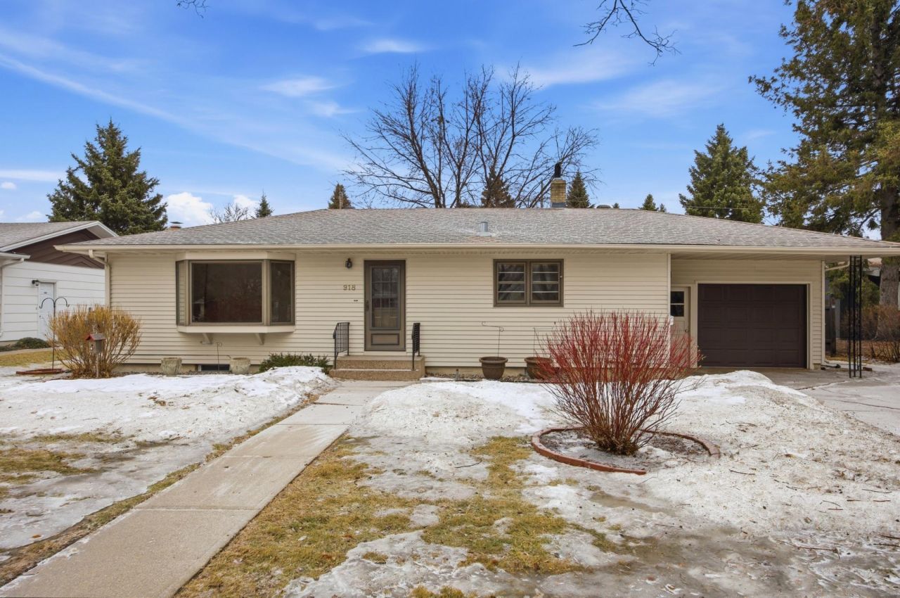 918 19th Avenue S, Fargo, ND 58103 Main Photo