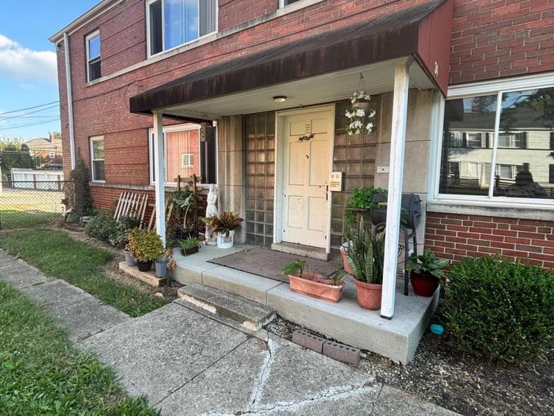 34 N Hampton Road , Columbus, OH 43213 Photo 2