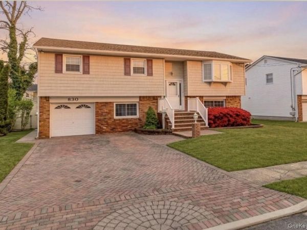 830 N Broome Avenue , Lindenhurst, NY 11757