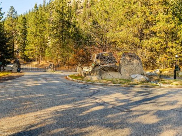 13601 N RIVERBLUFF Ln, Spokane, WA 99208